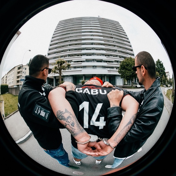 GABU und Crew von hinten im «14»-Trikot, Fischauge vor Hochhaus