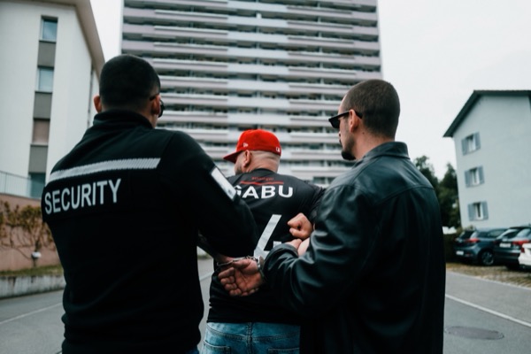 GABU mit Crew vor einem Hochhaus