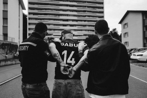 GABU und Crew von hinten, «GABU 14» auf dem Rücken, Schwarzweiss