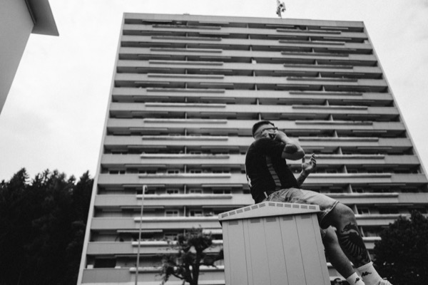 GABU vor einem Hochhaus, Froschperspektive, Schwarzweiss