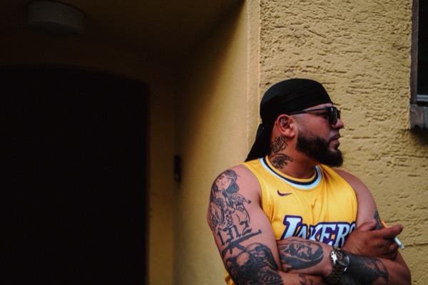 GABU im Lakers-Trikot vor einer gelben Wand