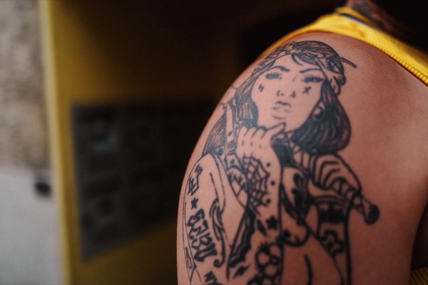 Tattoo auf GABUs Arm, Nahaufnahme