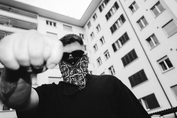 GABU mit Bandana, Faust Richtung Kamera, Schwarzweiss