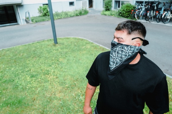 GABU mit Bandana auf einer Wiese