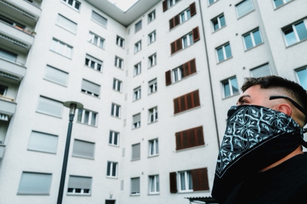 Wohnblock von unten, GABU am Bildrand
