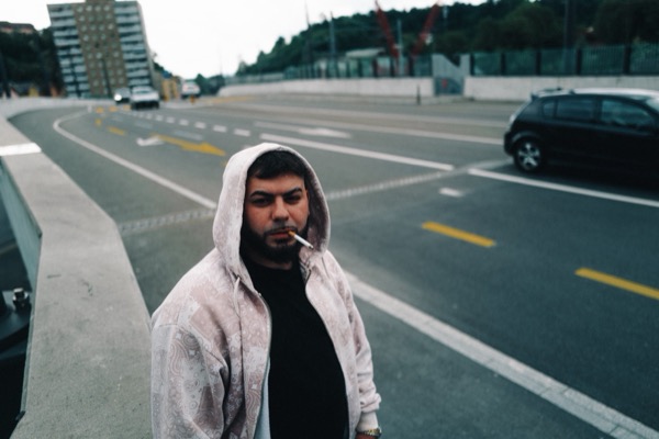 GABU mit Kapuze und Zigarette an der Strasse