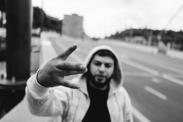 GABU mit Kapuze zeigt das Peace-Zeichen, Schwarzweiss