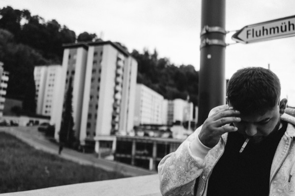 GABU an der Strasse, Hand im Vordergrund, Schwarzweiss