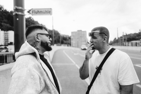 GABU mit Begleiter an der Strasse, Schwarzweiss