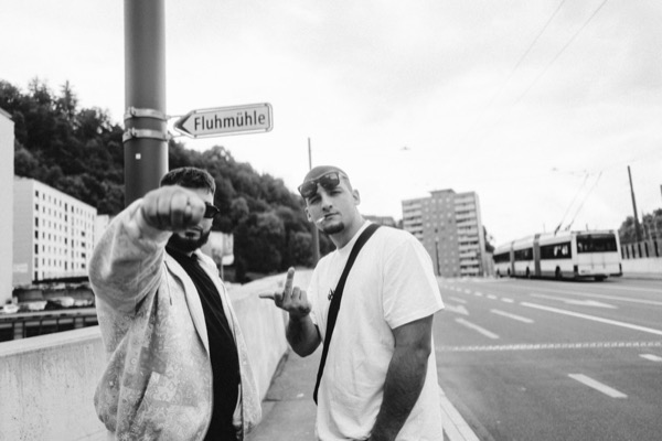 GABU mit Begleiter beim Strassenschild «Fluhmühle»