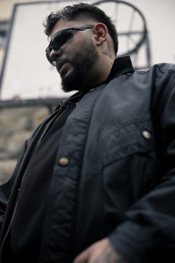GABU mit Sonnenbrille, Blick zur Seite