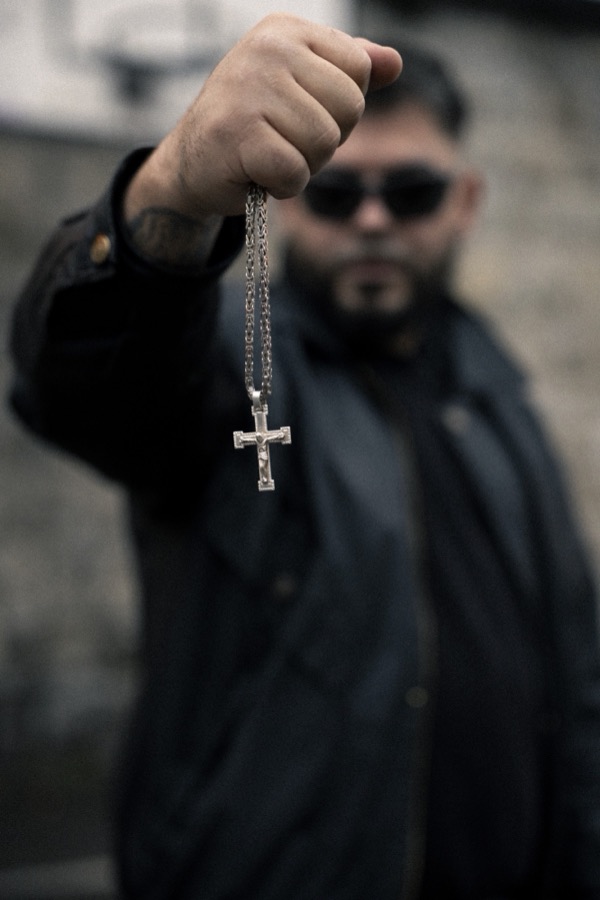 GABU mit Sonnenbrille und Kette in der Faust