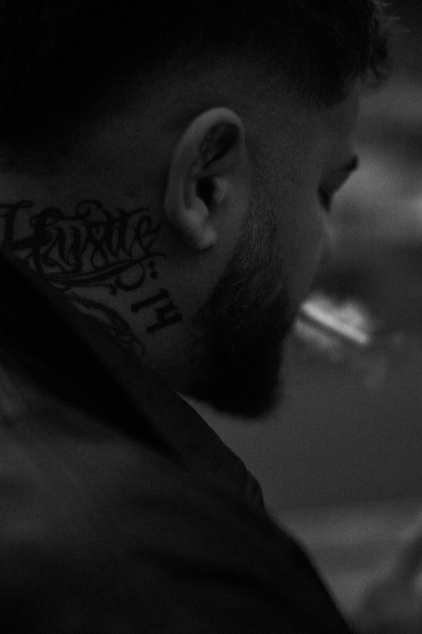 GABUs Halstattoo, Nahaufnahme, Schwarzweiss