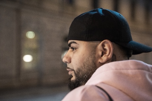 GABU im Profil mit Mütze und rosa Kapuzenpullover