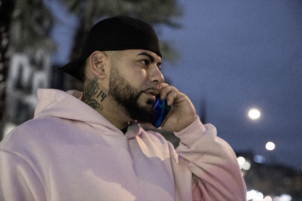 GABU telefoniert, rosa Kapuzenpullover