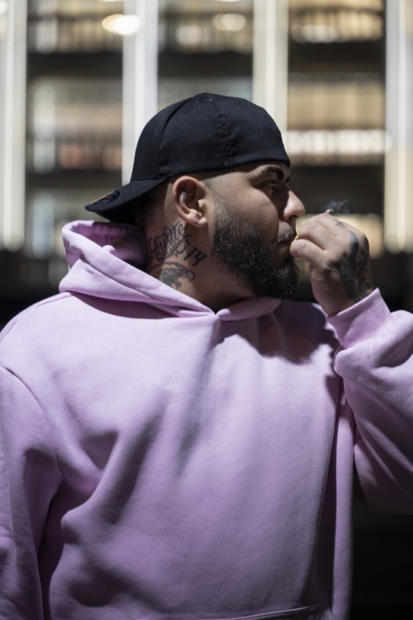 GABU im rosa Kapuzenpullover mit Zigarette