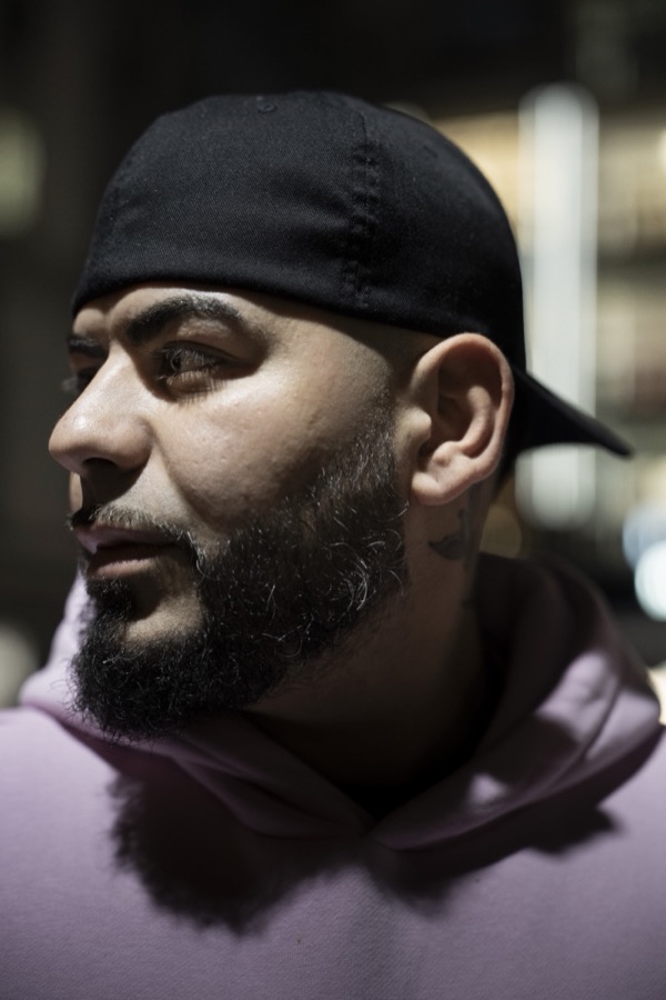 GABU mit Mütze im Profil bei Nacht