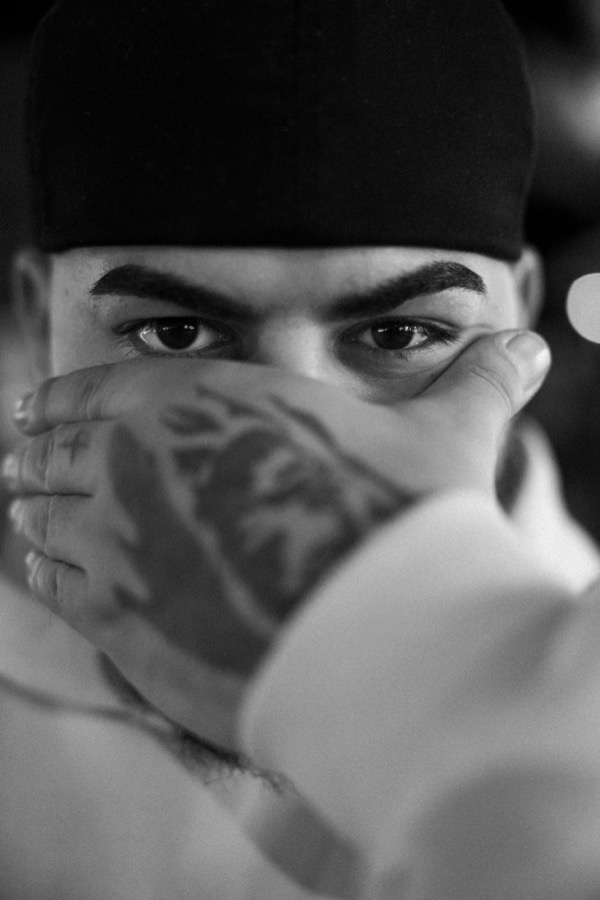 GABU, Hand vor dem Gesicht, Tattoo, Schwarzweiss