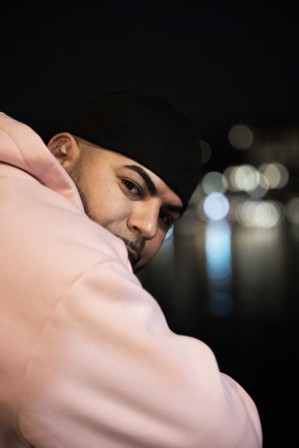 GABU im rosa Kapuzenpullover, Nahaufnahme bei Nacht