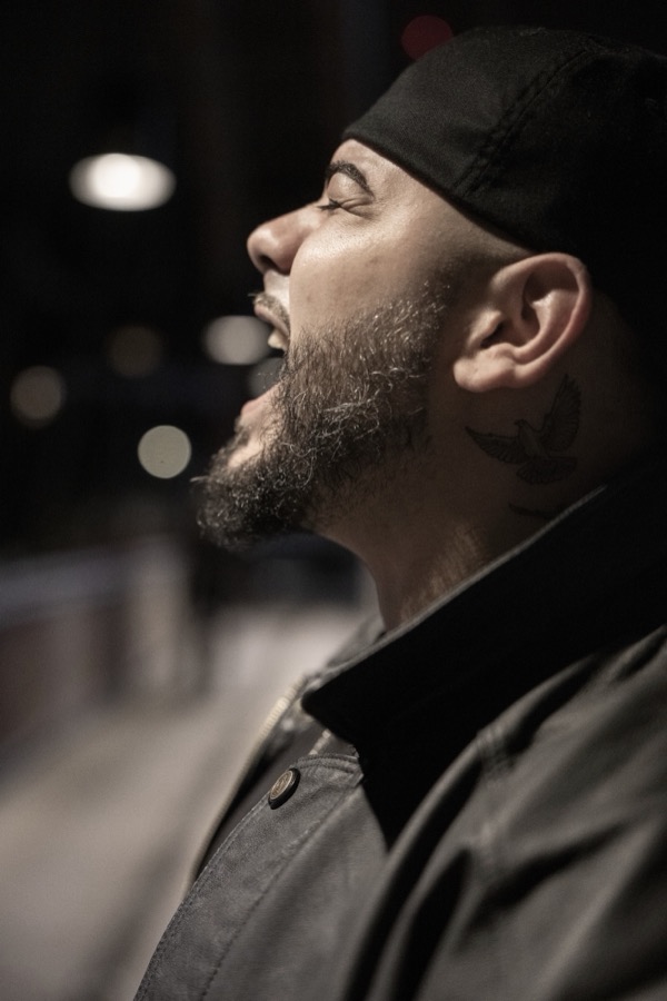 GABU im Profil bei Nacht