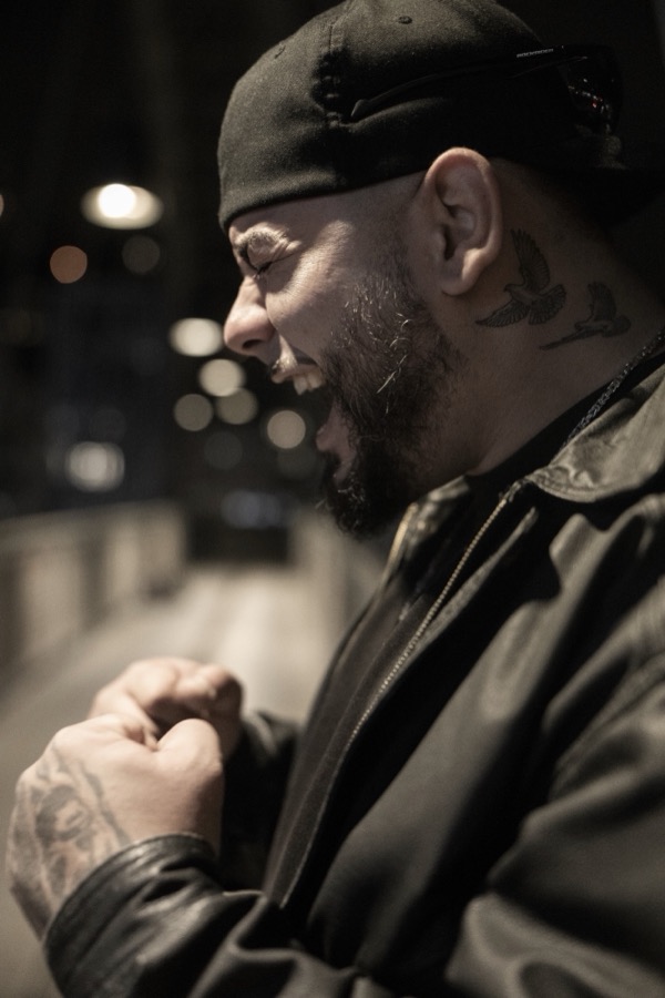 GABU im Profil bei Nacht, warmes Licht